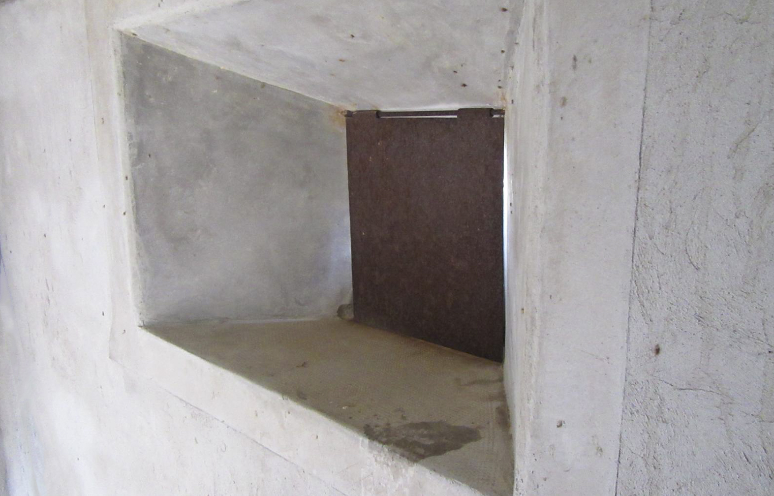 Ligne Maginot - CLOT DU POIN 1 - (Blockhaus pour arme infanterie) - Autre créneau coté vallée de la Clarée avec le panneau métallique abaissé