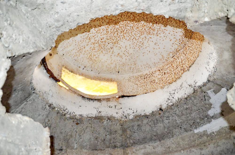 Ligne Maginot - PA DU CARREFOUR 252-3 - (Blockhaus pour arme infanterie) - Détail de la coupole en acier de protection. Des traces de peinture récente semblent confirmer l'occupation de la coupole
