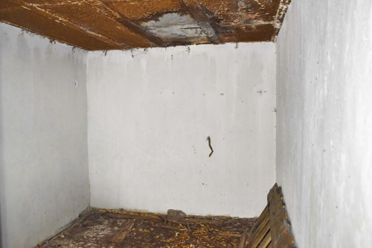 Ligne Maginot - 182 - PA KEMBS CENTRE 1 - (Blockhaus pour arme infanterie) - Chambre de repos avec les goujons pour la téléphonie.