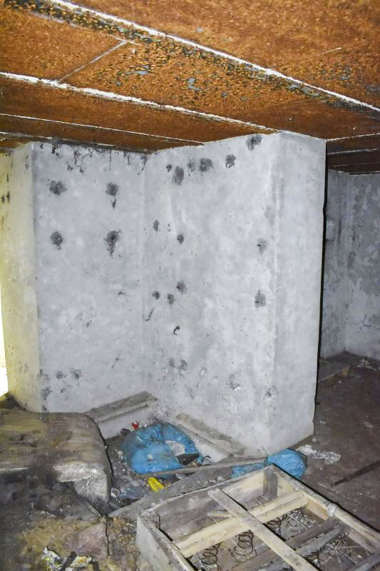 Ligne Maginot - 183 - PA KEMBS SUD 2 - (Blockhaus pour arme infanterie) - Mur avec attache pour la téléphonie avec une fosse au pied du mur.