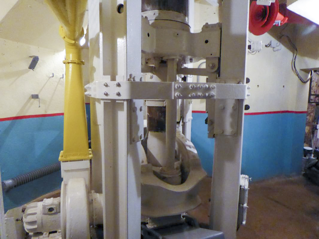 Ligne Maginot - BAMBESCH - A35 - (Ouvrage d'infanterie) - Bloc 1
Axe pivot de la tourelle à l'étage inférieur