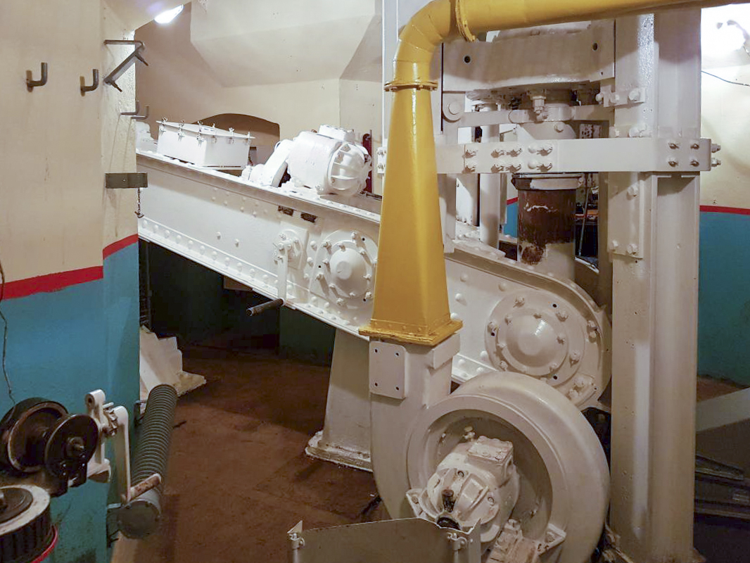 Ligne Maginot - BAMBESCH - A35 - (Ouvrage d'infanterie) - Bloc 1
Ventilateur air vicié et balancier de la tourelle - ELLENA-CUNY