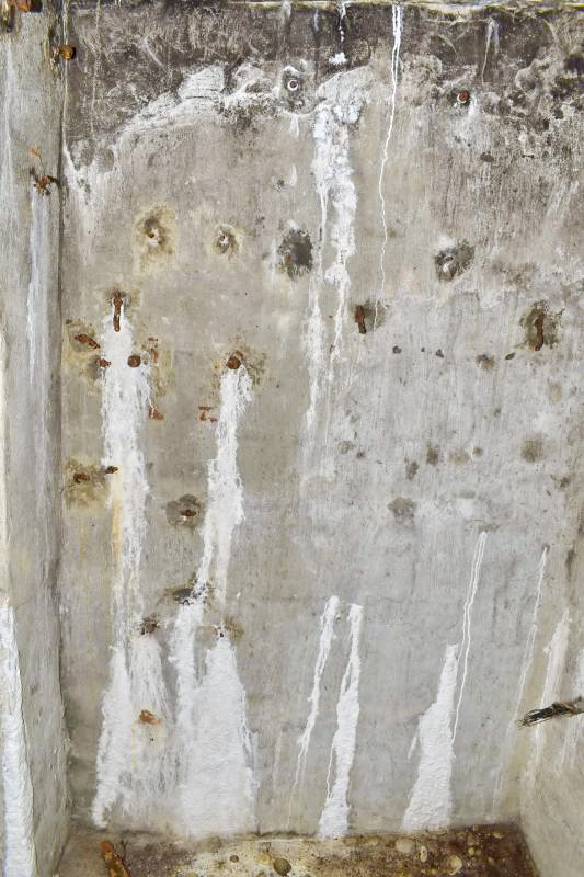 Ligne Maginot - PETIT-LANDAU OUEST (I/10° RIF) - (PC de Sous-Quartier) - Mur gauche de la pièce 'Téléphonie' avec tous les goujons qui dépasse du mur. - Daniel Froehly