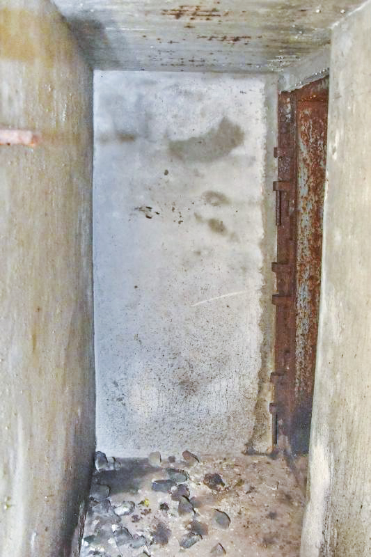 Ligne Maginot - VOIE-FERREE 3 - (Cuve pour arme d'infanterie) - Le couloir et la porte d’accès à la chambre