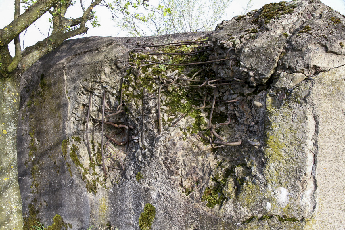 Ligne Maginot - BENNWIHR EST - (Blockhaus pour arme infanterie) - Dégâts probablement des combats hiver 1944/45 - Alain Perouffe