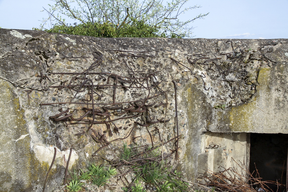 Ligne Maginot - BENNWIHR EST - (Blockhaus pour arme infanterie) - Dégâts probablement des combats hiver 1944/45 - Alain Perouffe