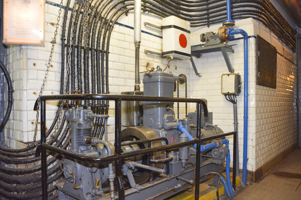 Ligne Maginot - ROHRBACH - FORT CASSO - (Ouvrage d'infanterie) - L'usine électrique
Groupe électrogène auxiliaire CLM 1 PJ 65 entrainant une génératrice et un compresseur d'air permettant le gonflage des bouteilles de démarrage des moteurs SMIM