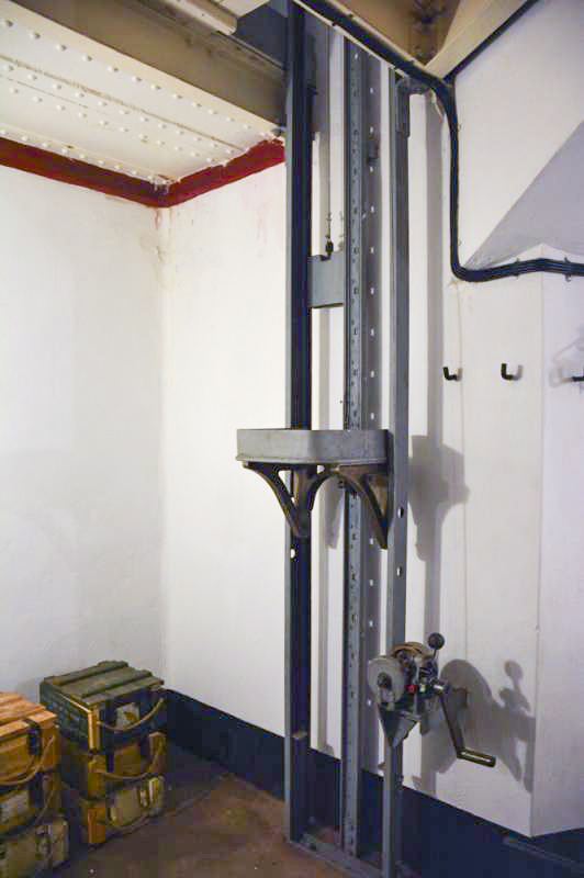 Ligne Maginot - ROHRBACH - FORT CASSO - (Ouvrage d'infanterie) - Bloc 3
Tourelle de mitrailleuses
Monte-charge pour les munitions