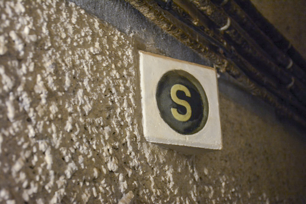Ligne Maginot - ROHRBACH - FORT CASSO - (Ouvrage d'infanterie) - Galerie de l'ouvrage
Marquage phosphorescent destiné à indiquer la sortie en cas de coupure d'électricité