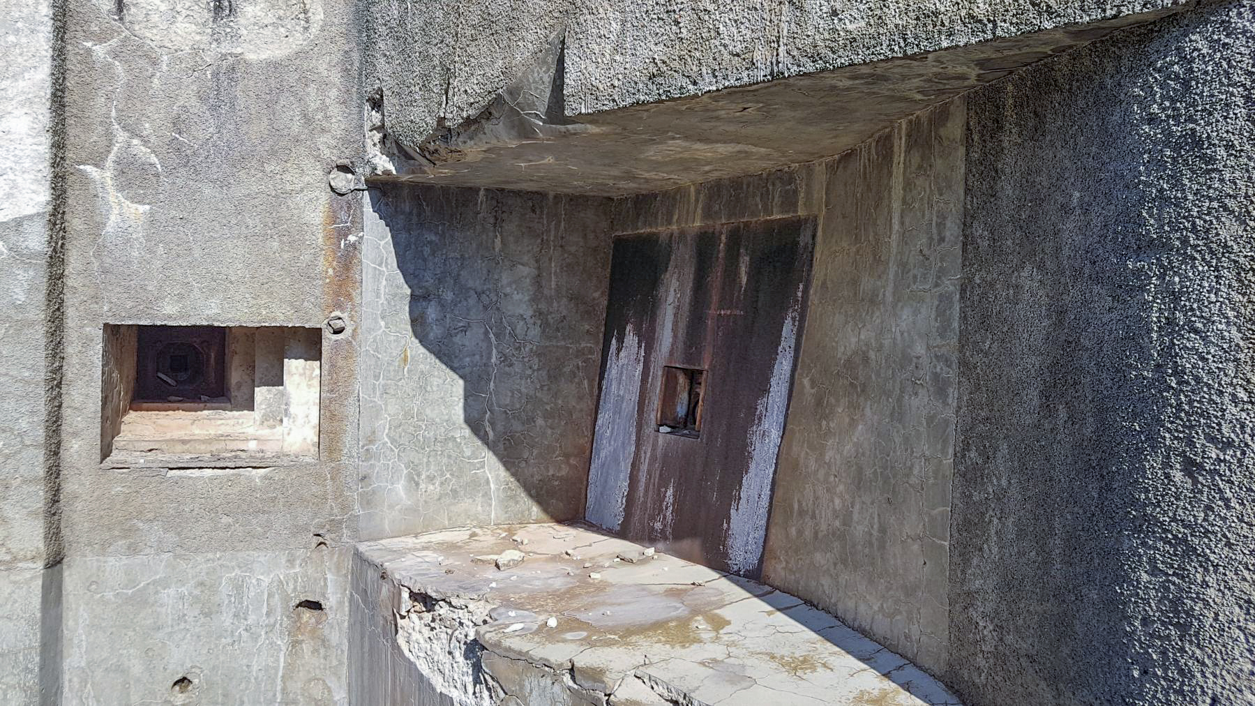 Ligne Maginot - LAVOIR - (Ouvrage d'artillerie) - Bloc 2
A droite, casemate cuirassée d'action frontale pour canon-mortier de 75 mle 31
A gauche, créneau FM de défense rapprochée
Noter l'absence de redans sur la partie gauche et supérieure du créneau FM
