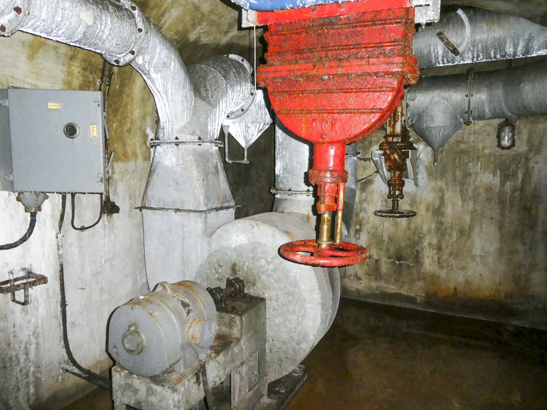 Ligne Maginot - LAVOIR - (Ouvrage d'artillerie) - Bloc 2
Ventilateur air pur au pied du bloc