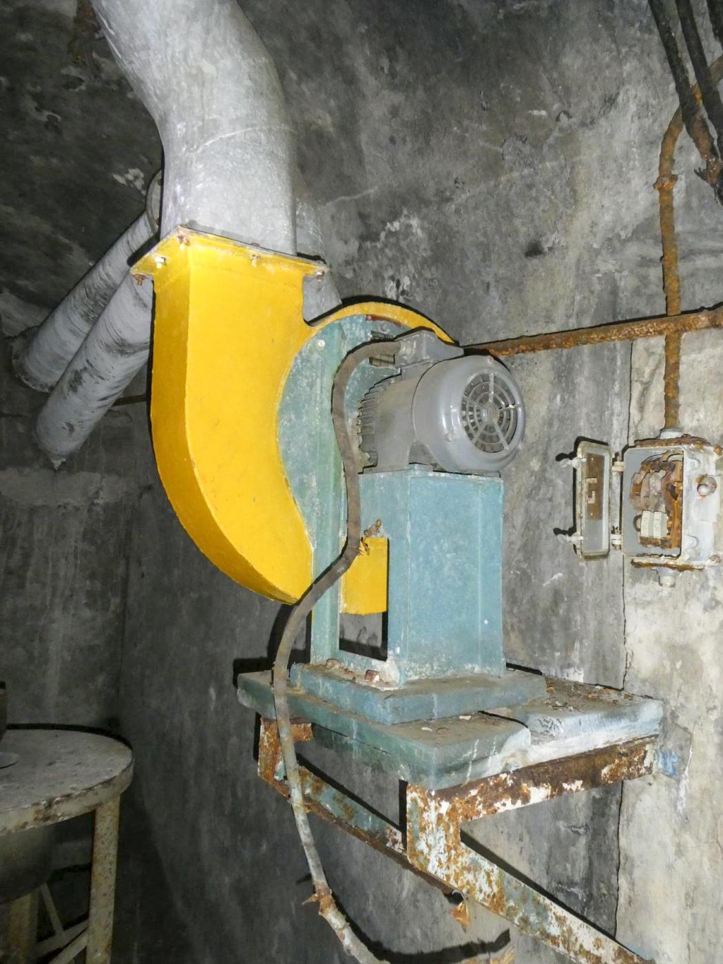 Ligne Maginot - LAVOIR - (Ouvrage d'artillerie) - Ventilateur air vicié avec un moteur pas très 'Maginot' (restauration d'après-guerre)