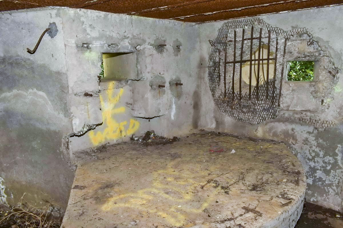 Ligne Maginot - ECLUSE 52 NORD - (Blockhaus pour canon) - Intérieur de la chambre de tir, créneau de défense rapprochée à droite et créneau de la mitrailleuse à gauche