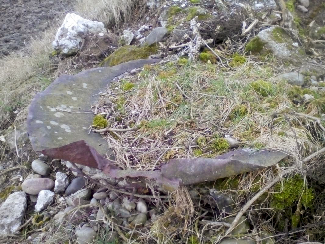 Ligne Maginot - Ruines - Restes de béton
La porte du blockhaus ou déchet?