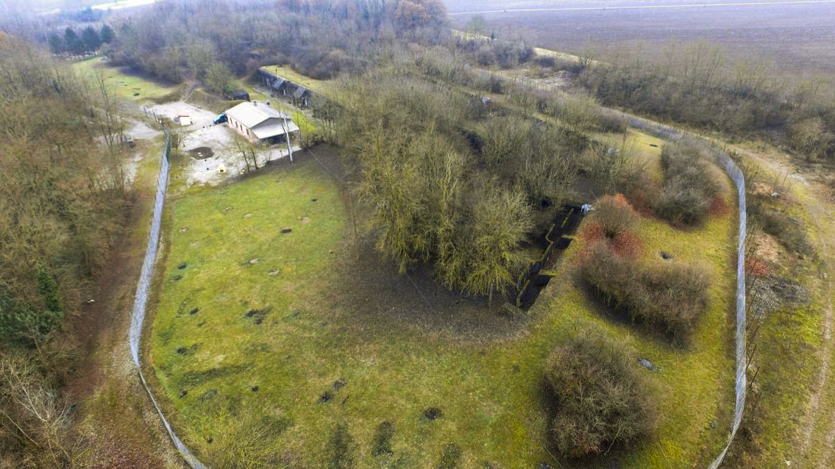 Ligne Maginot - HEITEREN (PC II/28° RIF) - (PC de Quartier) - Autre vue générale, moins plongeante, permettant de mieux lire le faible relief de l'ouvrage. Le seul obstacle étaient un réseau de fil de fer barbelé qui subsiste encore à certains endroits.