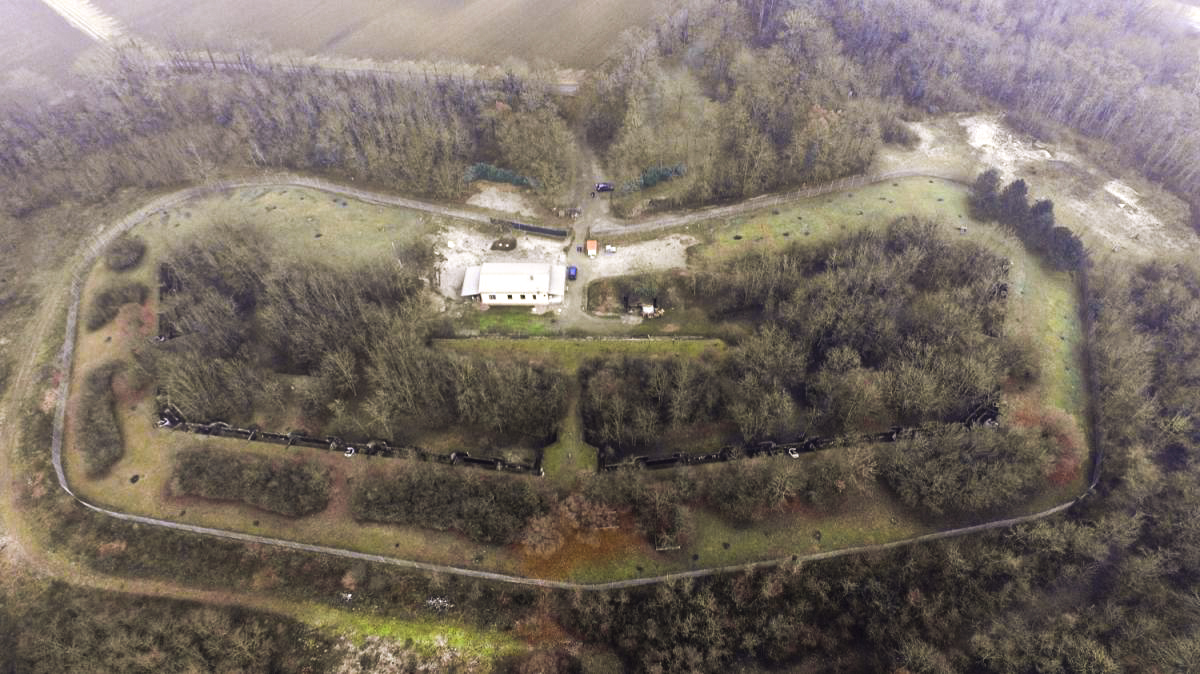 Ligne Maginot - HEITEREN (PC II/28° RIF) - (PC de Quartier) - Cette vue, prise face au front de l'ouvrage, nous montre la symétrie de l'ouvrage.