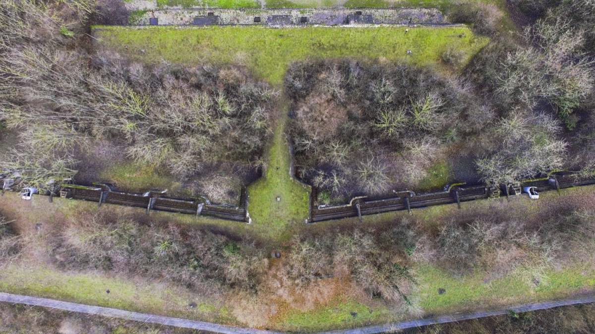 Ligne Maginot - HEITEREN (PC II/28° RIF) - (PC de Quartier) - Caponière de front : peut-être que ce terme est erroné, mais il résume parfaitement l'ouvrage qui dessert le parapet d'infanterie. Des embrasure flanque l'arrière du parapet, ultime défense de l'ouvrage.
