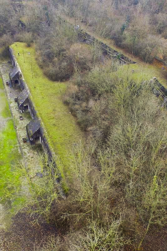 Ligne Maginot - HEITEREN (PC II/28° RIF) - (PC de Quartier) - La caserne centrale de l'ouvrage, accessible par trois entrées. On remarque la traverse qui dessert l'ouvrage de tête.