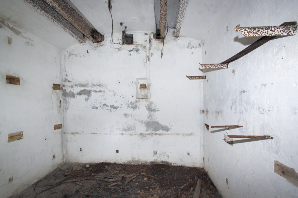 Ligne Maginot - KASTENWALD (QUARTIER NEUF-BRISACH - 1°BON 28° RIF) - (PC de Quartier) - Une des pièces intérieures de l'abri - Les Gardiens du Rhin