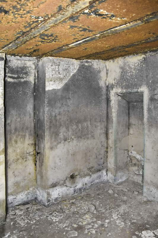 Ligne Maginot - OBERFELD - (Poste de Secours) - Chambre avec à droite la  réservation pour un lavabo et à gauche une réservation avec évacuation au plafond.