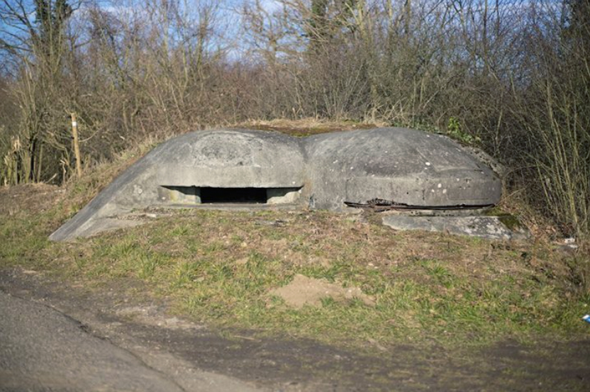 Ligne Maginot - SAINT HUBERT 2 - (Blockhaus pour arme infanterie) - Vue d'ensemble de la triple coupole 7°region .
Elle était dotée de l'insigne  du 15-2 et d'un cartouche