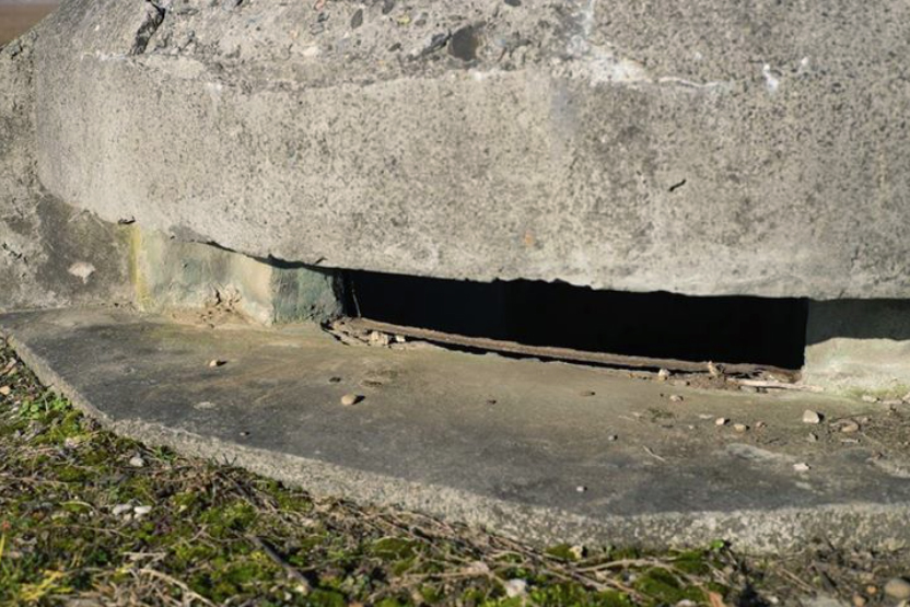 Ligne Maginot - SAINT HUBERT 2 - (Blockhaus pour arme infanterie) - Vue rapprochée de l'un des créneaux, le doublage intérieur en acier est bien visible sur  cette photo