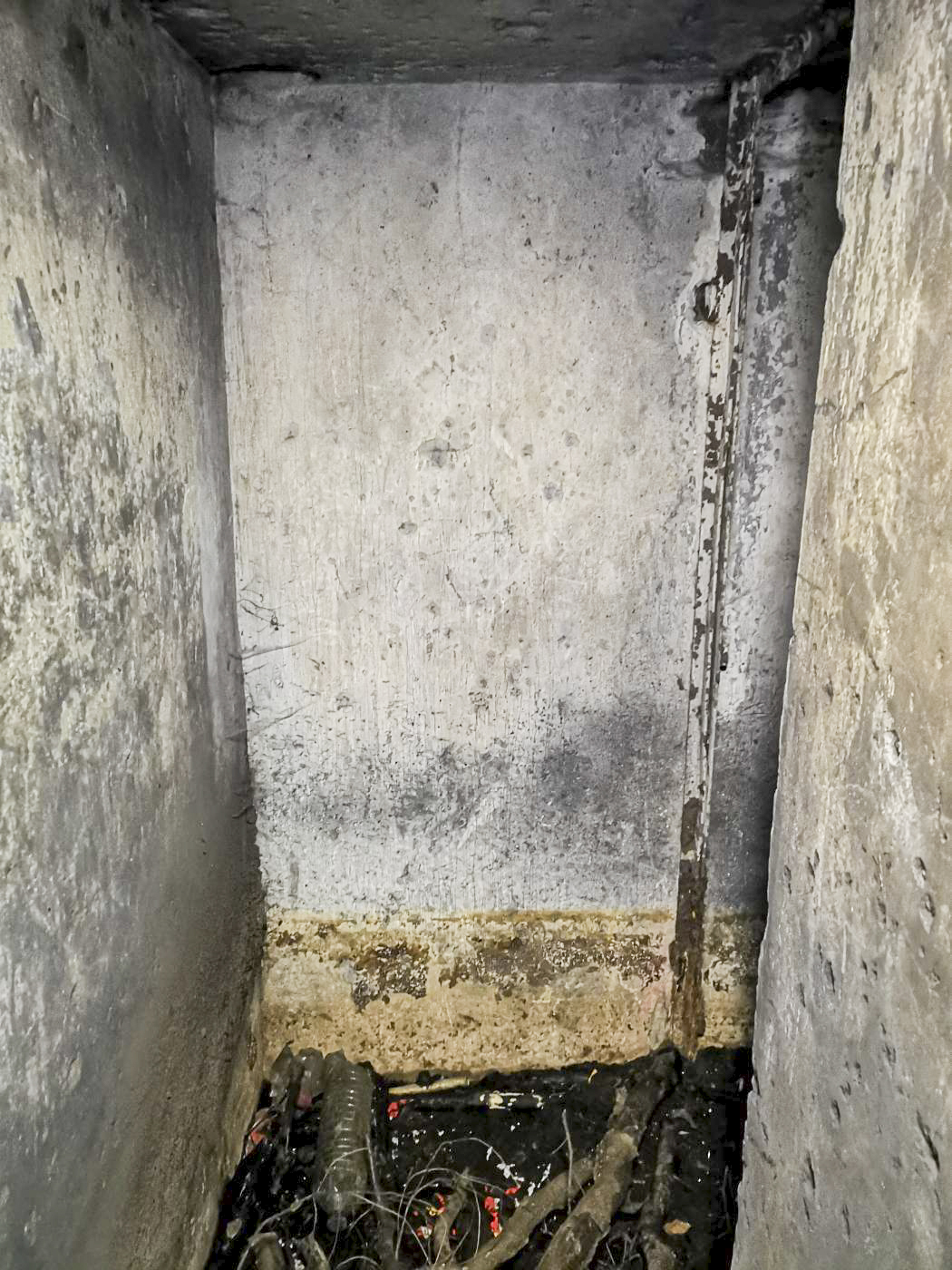 Ligne Maginot - U2 - (Chambre de coupure) - Petit couloir d'accès à la chambre.
La trappe, comme la porte intérieure, ont disparu.