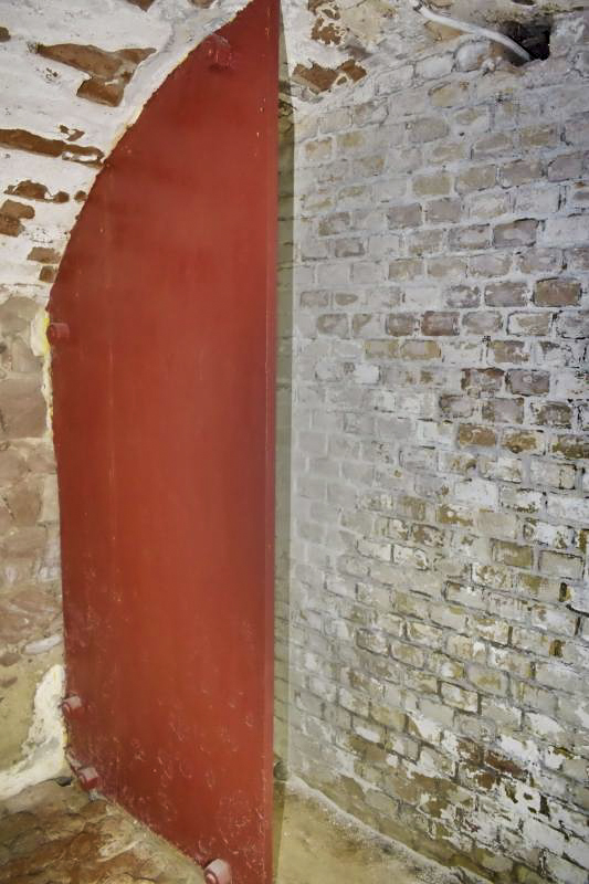 Ligne Maginot - TOUR BASTIONNEE 3 (CM N°1/I/28° RIF) - (PC de Sous-Quartier) - Plaque de blindage protégeant le couloir d'accès à la coupole d'observation - D.Froehly