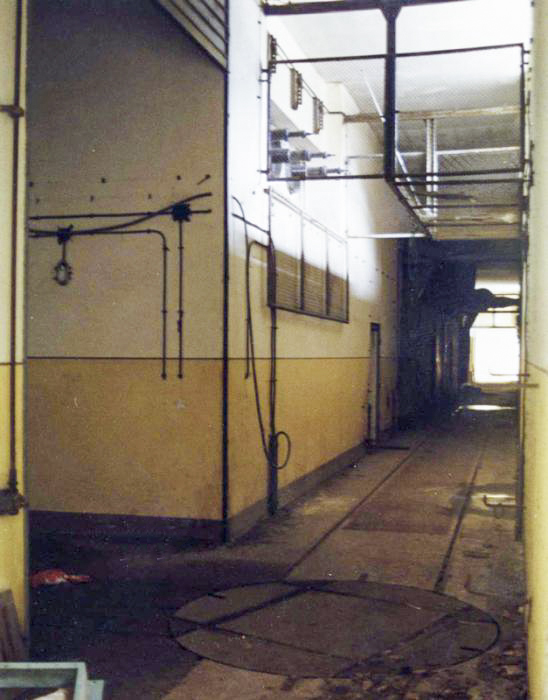 Ligne Maginot - GOETZENBRUCK - (Infrastructures électriques) - Ce couloir court le long de la façade de l'ouvrage. Noter la présence d'une plateforme rotative destinée à la manutention des transformateurs
Photographie faite avec l'autorisation de EDF.
