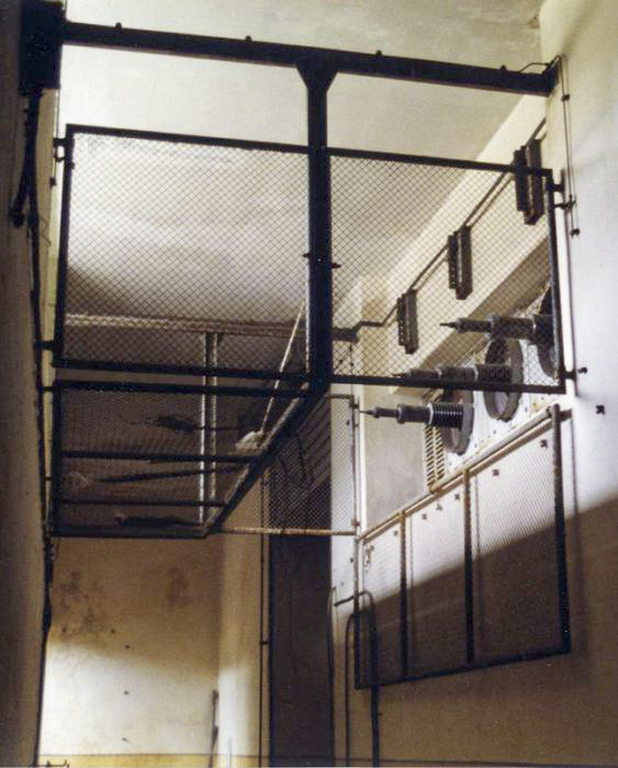 Ligne Maginot - GOETZENBRUCK - (Infrastructures électriques) - L'une de entrées des deux arrivées  primaires 'Trés Haute Tension' 65 KV du réseau aérien
Photographie faite avec l'autorisation de EDF.