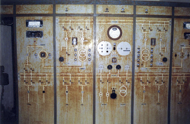 Ligne Maginot - GOETZENBRUCK - (Infrastructures électriques) - Panneau synoptique de contrôle du poste de transformation.
Un second panneau de contrôle existait dans la maison du personnel située à l'éxtérieur.
Réalisation Sté TRINDEL