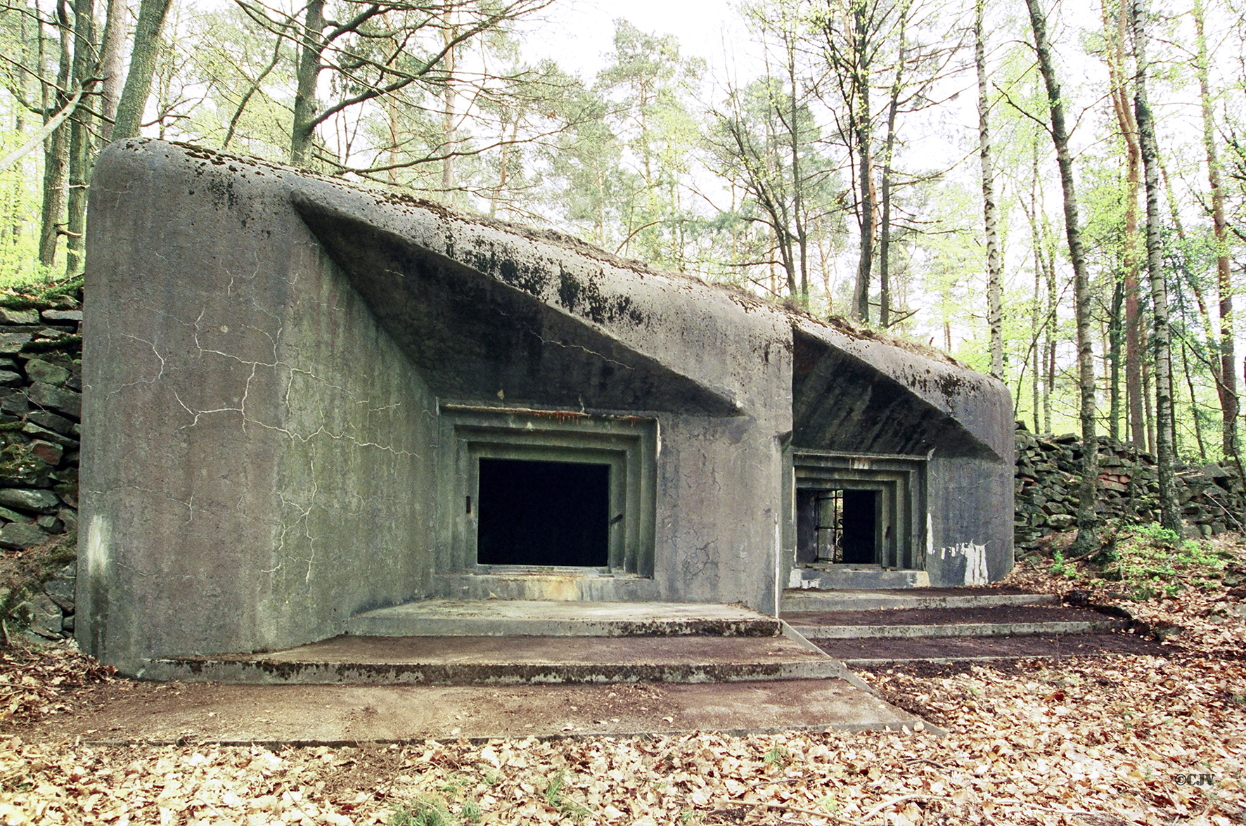 Ligne Maginot - WINDSTEIN - (Casemate d'artillerie) - Une superbe vue de la casemate avec ses deux embrasures. L'entrée arrière est visible au travers de l'embrasure de droite.