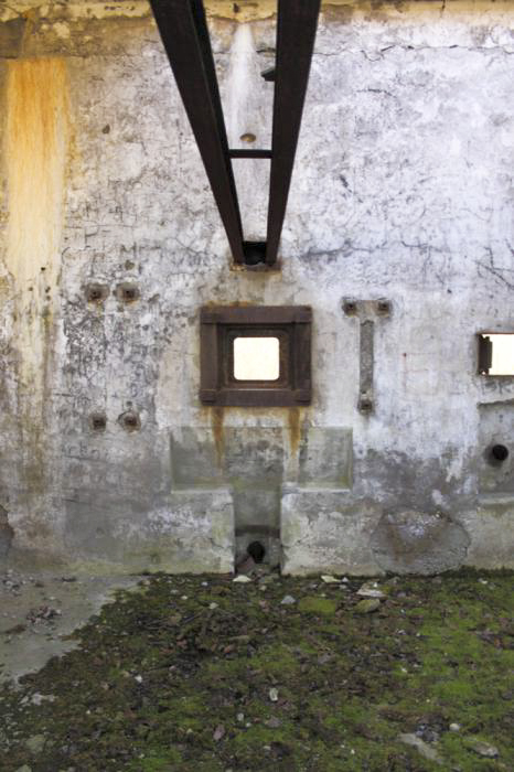 Ligne Maginot - WOLFGANTZEN - (Stand de tir) - Remarquez à droite le support de la potence du jumelage, à gauche celui de la mitrailleuse lourde 13,2mm tout comme le rail. Nous retrouvions donc visiblement les deux types d'affut de la 13,2.