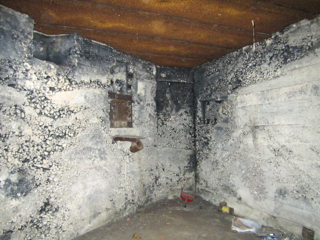 Ligne Maginot - 52 - BUSSIERES EST - (Blockhaus pour arme infanterie) - Créneau mitrailleuse sud et créneau de défense rapprochée de l'entrée