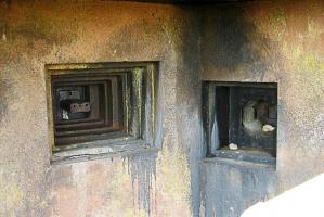 Ligne Maginot - GRAND LOT - C36 - (Casemate d'infanterie - Double) - Chambre de tir de gauche : créneau pour jumelage JM et créneau de défense rapprochée pour FM.