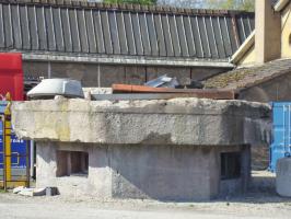 Ligne Maginot - 430H - PORT DU RHIN CENTRE 10 - (Blockhaus pour arme infanterie) - Existe sur le parking de la société de transports Chalots, le dessus de la dalle a été arraché lors d'une tentative de destruction ... sans grand espoir.