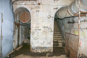 Ligne Maginot - SOETRICH - A11 - (Ouvrage d'artillerie) - Entrée des hommes
L'escalier et l'accès au monte-charge au pied du bloc