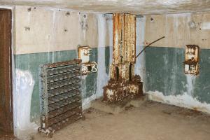 Ligne Maginot - SOETRICH - A11 - (Ouvrage d'artillerie) - Bloc 3
Magasin à munitions pour les mortiers de 81 
Les dispositifs de mise en place des fusées et charges additionnelles  et au centre, les norias desservant l'ange supérieur ou sont installés les mortiers