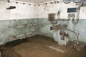 Ligne Maginot - SOETRICH - A11 - (Ouvrage d'artillerie) - Bloc 4
Etage supérieur du bloc
Système de ventilation. Là aussi, les filtres ont été supprimés dans le cadre d'une modernisation avortée.