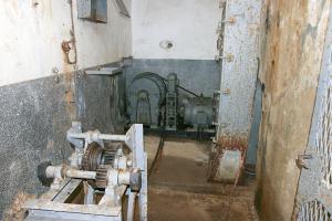 Ligne Maginot - SOETRICH - A11 - (Ouvrage d'artillerie) - Bloc 4
Pied du bloc, la machinerie du monte-charge BDR (Daudet Donon Roussel) avec le dispositif de manoeuvre de secours à bras au premier plan