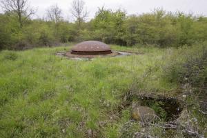 Ligne Maginot - SOETRICH - A11 - (Ouvrage d'artillerie) - Bloc 5
Tourelle de 75 mm et cloches GFM type A 
Un champignon blindé de prise d'air est visible à l'avant plan