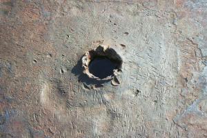 Ligne Maginot - SOETRICH - A11 - (Ouvrage d'artillerie) - Bloc 5
Gros plan de l'impact de l'essai de charge creuse sur la tourelle de 75 du bloc.