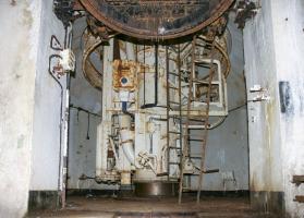 Ligne Maginot - SOETRICH - A11 - (Ouvrage d'artillerie) - Bloc 5
Etage supérieur
La tourelle de 75 mm, le poste de pointage et la noria permettant l'approvisionnement des pièces situées à l'étage supérieur sous la culotte de la tourelle