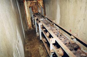 Ligne Maginot - SOETRICH - A11 - (Ouvrage d'artillerie) - Bloc 5
Le convoyeur à douilles entre le fut de la tourelle et le toboggan de descente