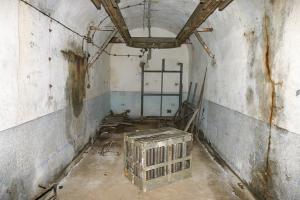 Ligne Maginot - SOETRICH - A11 - (Ouvrage d'artillerie) - Bloc 5
Dessous du bloc - Magasin M2
Local des casiers vides.