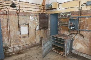 Ligne Maginot - SOETRICH - A11 - (Ouvrage d'artillerie) - Bloc 5
Pied du bloc. Le PC du bloc avec les restes du système de transmission d'ordre Saint Chamond Granat