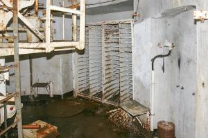 Ligne Maginot - SOETRICH - A11 - (Ouvrage d'artillerie) - Bloc 6
Tourelle pour deux tubes de 75 mm mle 32
L'étage intermédiaire de la tourelle - Le magasin à munitions M3
La prise électrique sur la droite est destinée à alimenter le chauffage de la tourelle lorsque celle ci est inutilisée afin d'éviter la formation de condensation et de  repousser l'humidité.