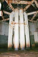 Ligne Maginot - SOETRICH - A11 - (Ouvrage d'artillerie) - Bloc 6
Tourelle pour deux tubes de 75 mm mle 32
L'étage inférieur de la tourelle. A l'avant plan les tubes de descente des douilles reliant les pièces au toboggans