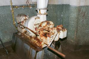 Ligne Maginot - SOETRICH - A11 - (Ouvrage d'artillerie) - Bloc 6
Tourelle pour deux tubes de 75 mm mle 32
Le ventilateur spécifique de la tourelle, fonctionnant électriquement ou à main
La ventilation du bloc, démontée dans les années 50 dans le cadre de la modernisation de l'ouvrage, non menée à bien).
