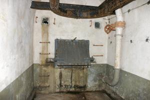 Ligne Maginot - SOETRICH - A11 - (Ouvrage d'artillerie) - Bloc 6
Le receptacle à douilles en bas du toboggan de récupération. 

Noter les deux ouvertures vitrées en partie haute permettant de juger du niveau de remplissage du réceptacle et les échelons permettant d'y accéder